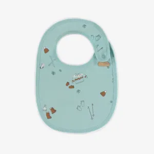 Bavoir bleu pâle à motifs de skis en coton biologique, naissance || Light blue bib with a skiing theme in organic cotton, newborn