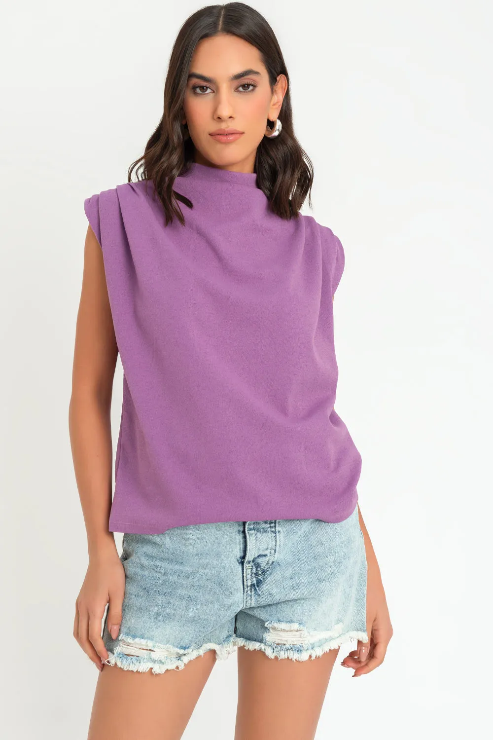 Blusa oversized sin mangas hombros plisados