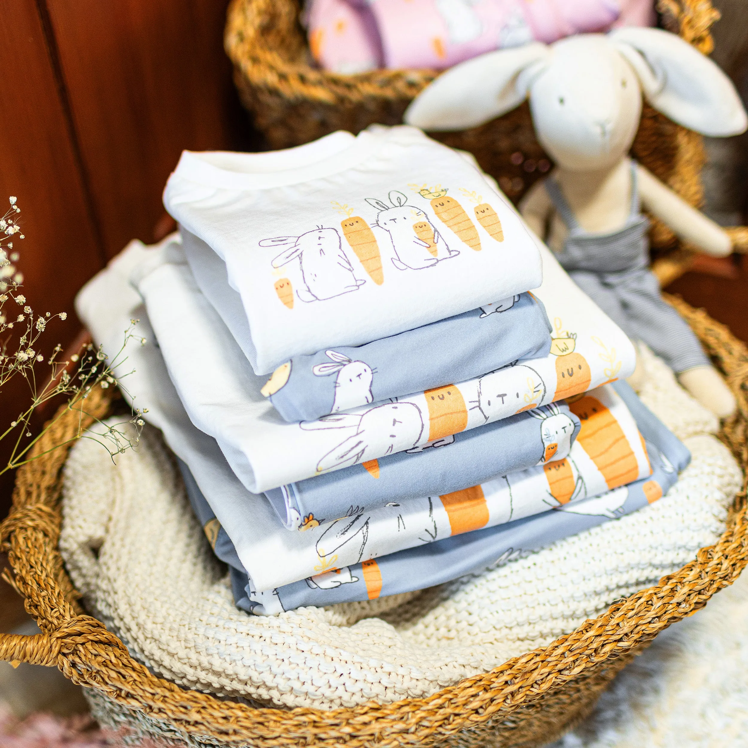 Pyjama deux-pièces bleu et crème à motif de poules et de lapins, enfant || Cream and bleu two-pieces pajama with bunnies and chickens print, child