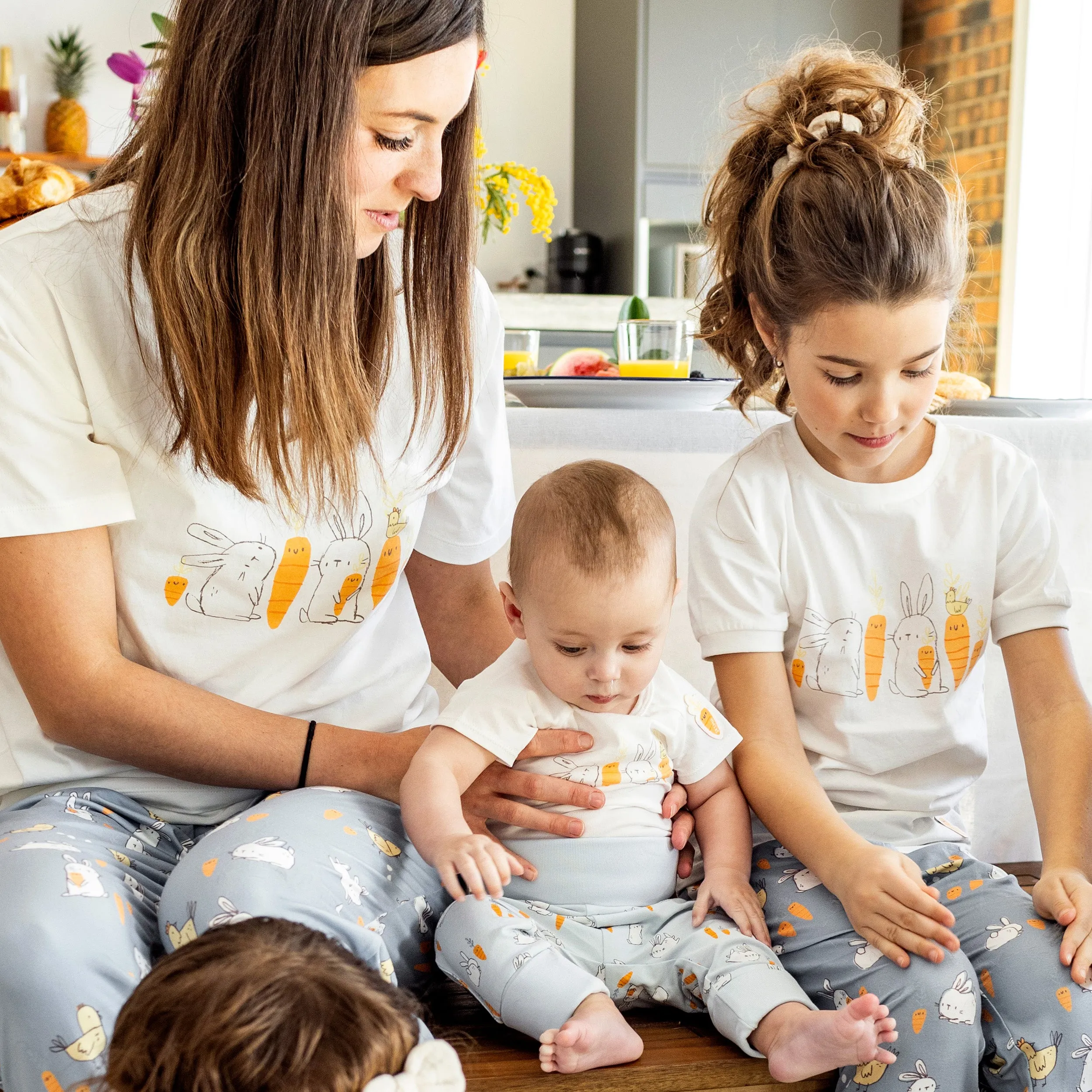 Pyjama deux-pièces bleu et crème à motif de poules et de lapins, enfant || Cream and bleu two-pieces pajama with bunnies and chickens print, child