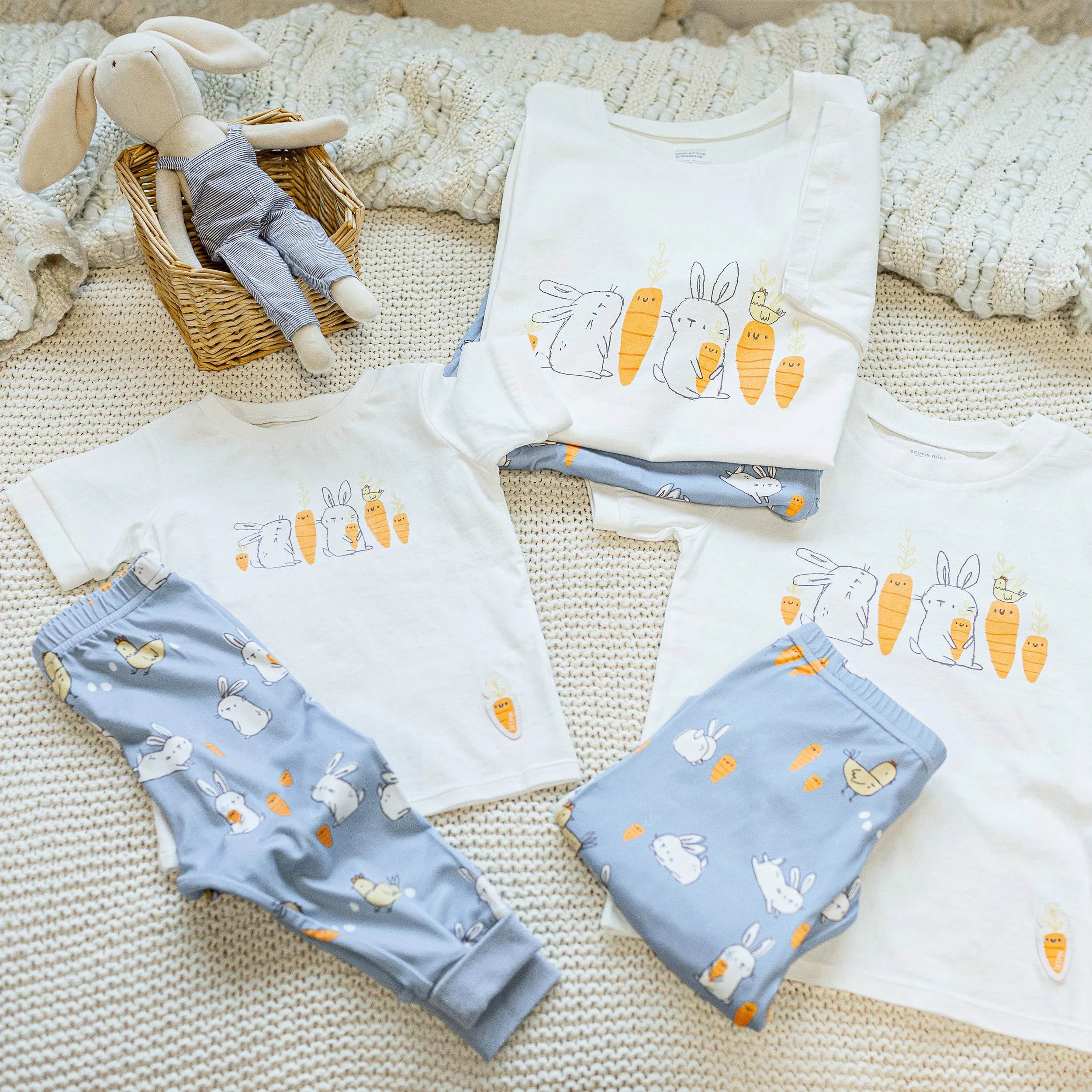 Pyjama deux-pièces bleu et crème à motif de poules et de lapins, enfant || Cream and bleu two-pieces pajama with bunnies and chickens print, child