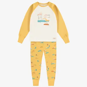 Pyjama deux pièces jaune et crème à motifs et illustration, enfant  || Two piece yellow and cream pajamas with all over print and illustration, child