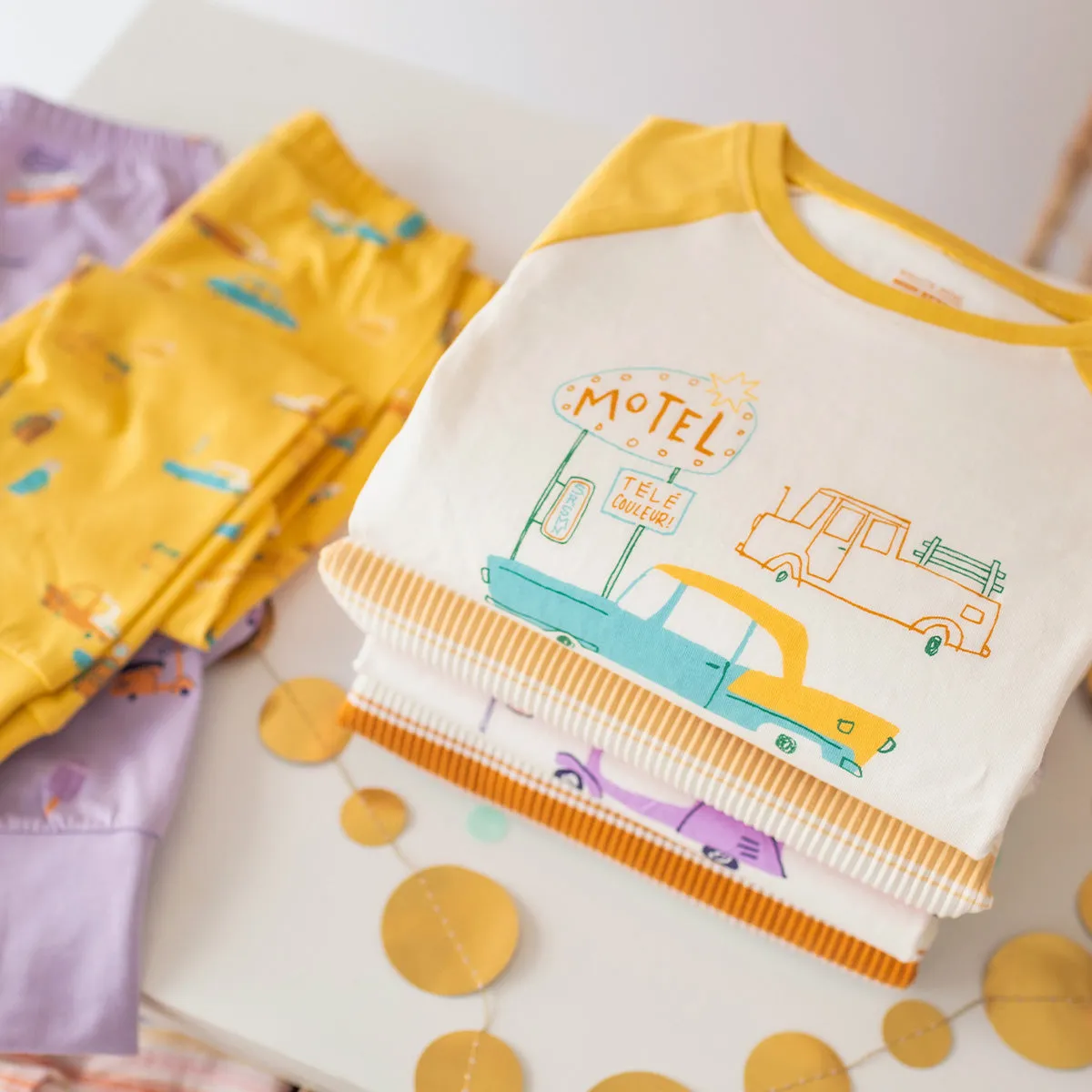 Pyjama deux pièces jaune et crème à motifs et illustration, enfant  || Two piece yellow and cream pajamas with all over print and illustration, child