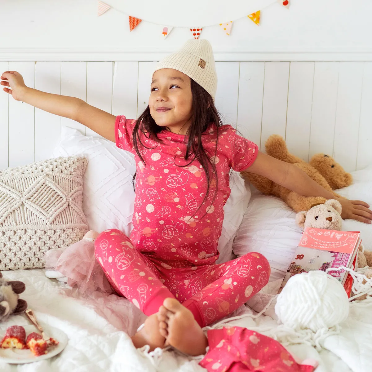 Pyjama deux pièces rose à motifs, enfant || Two piece pink pajamas with all over print, child