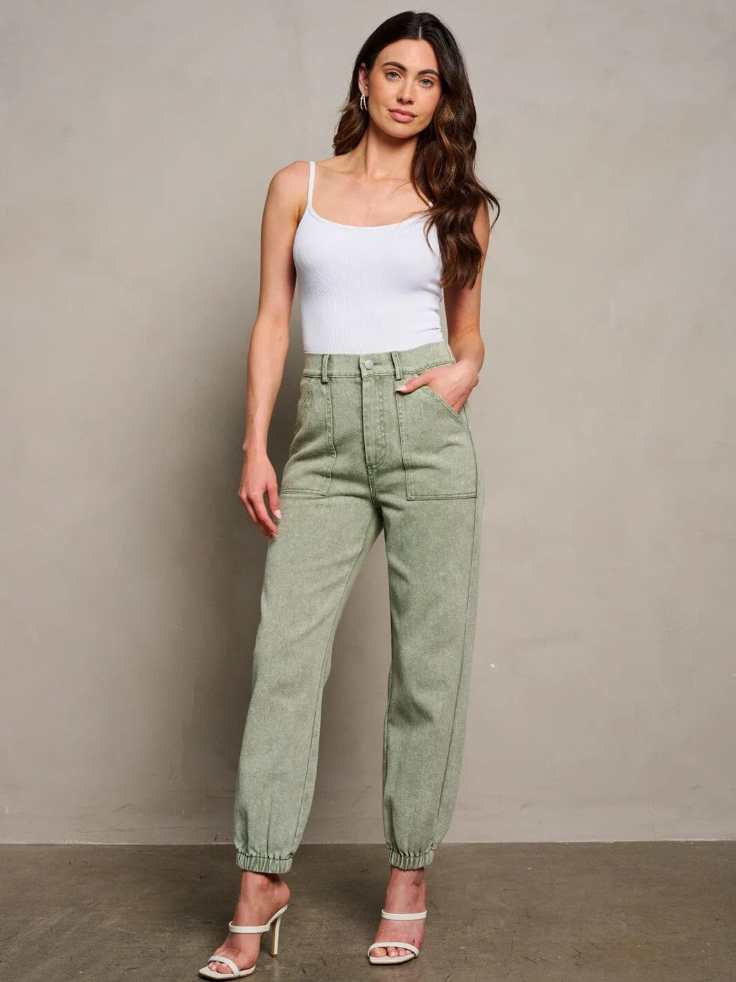 WOMEN'S BUTTON CLOSURE POCKETS DENIM JOGGER LEG PANTS
